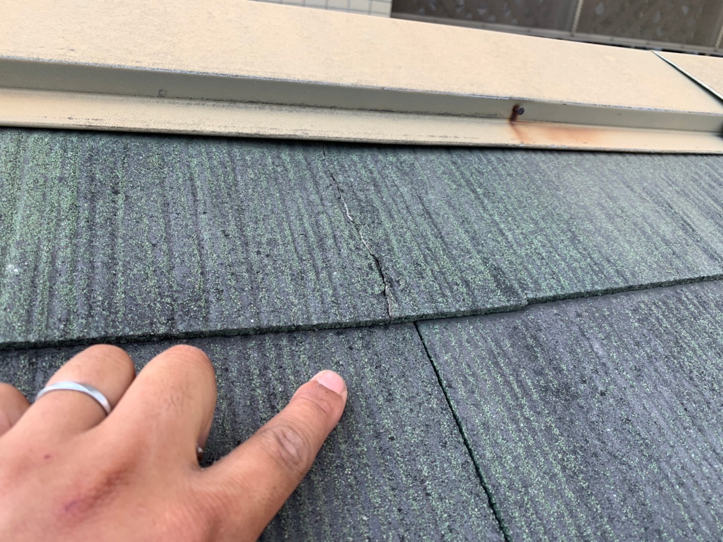 カラーベストのひび割れ